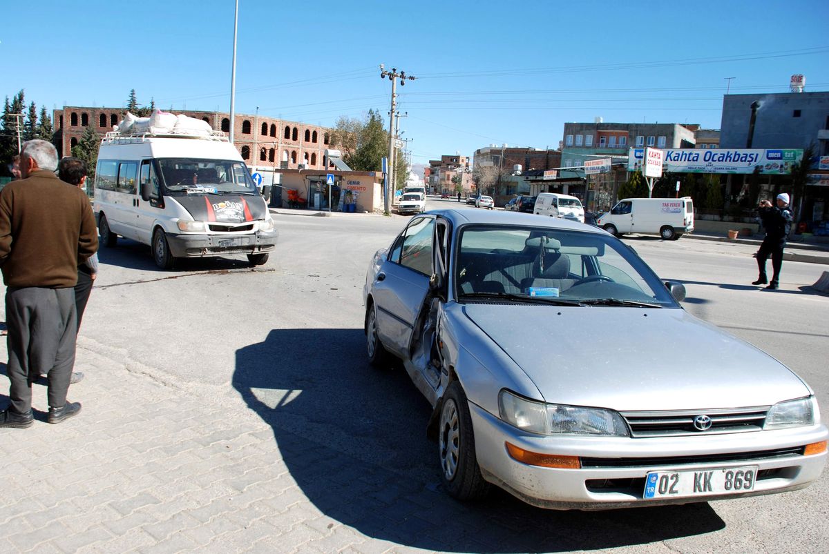 Kahta\'da Minibüs Otomobile Çarptı: 1 Yaralı