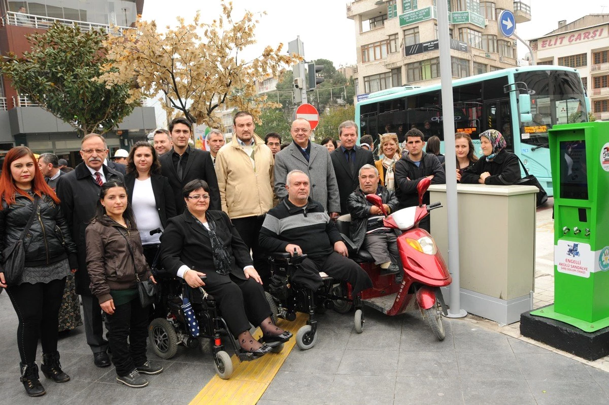 Manisa Belediyesi\'nden Engelliler İçin Akülü Araç Şarj Makinesi