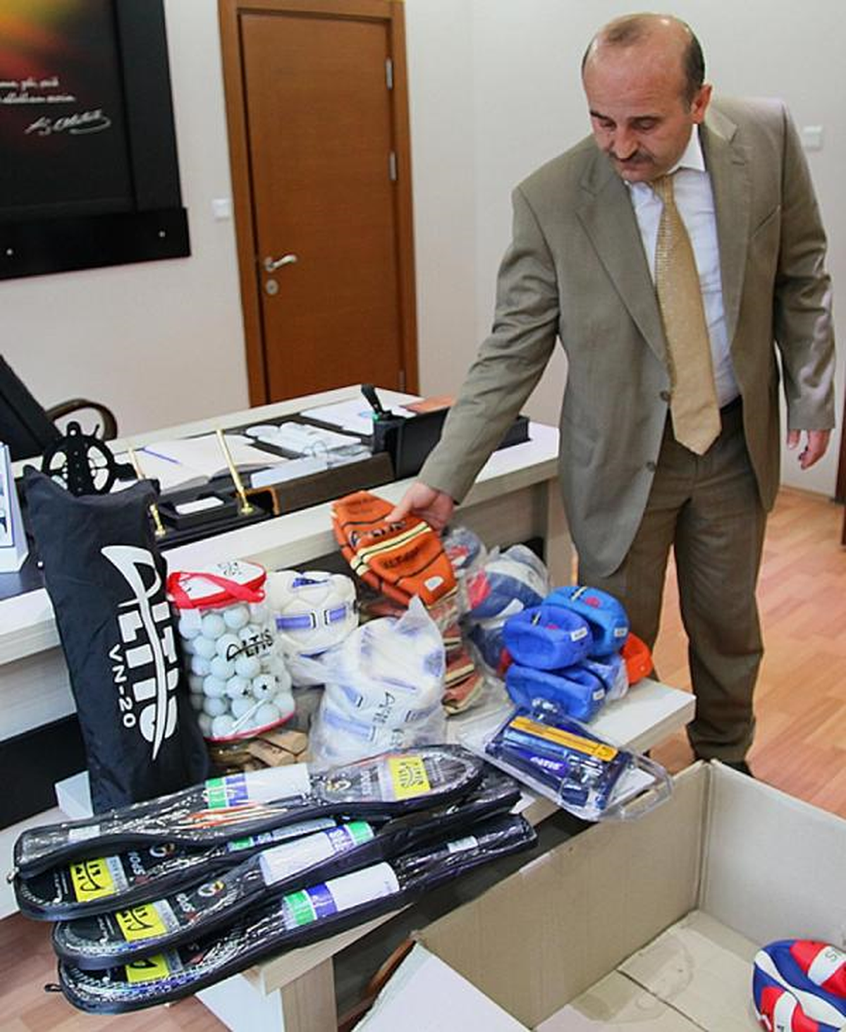 Mardinli Şemsi\'nin Okuluna Ordu\'dan Spor Malzemesi