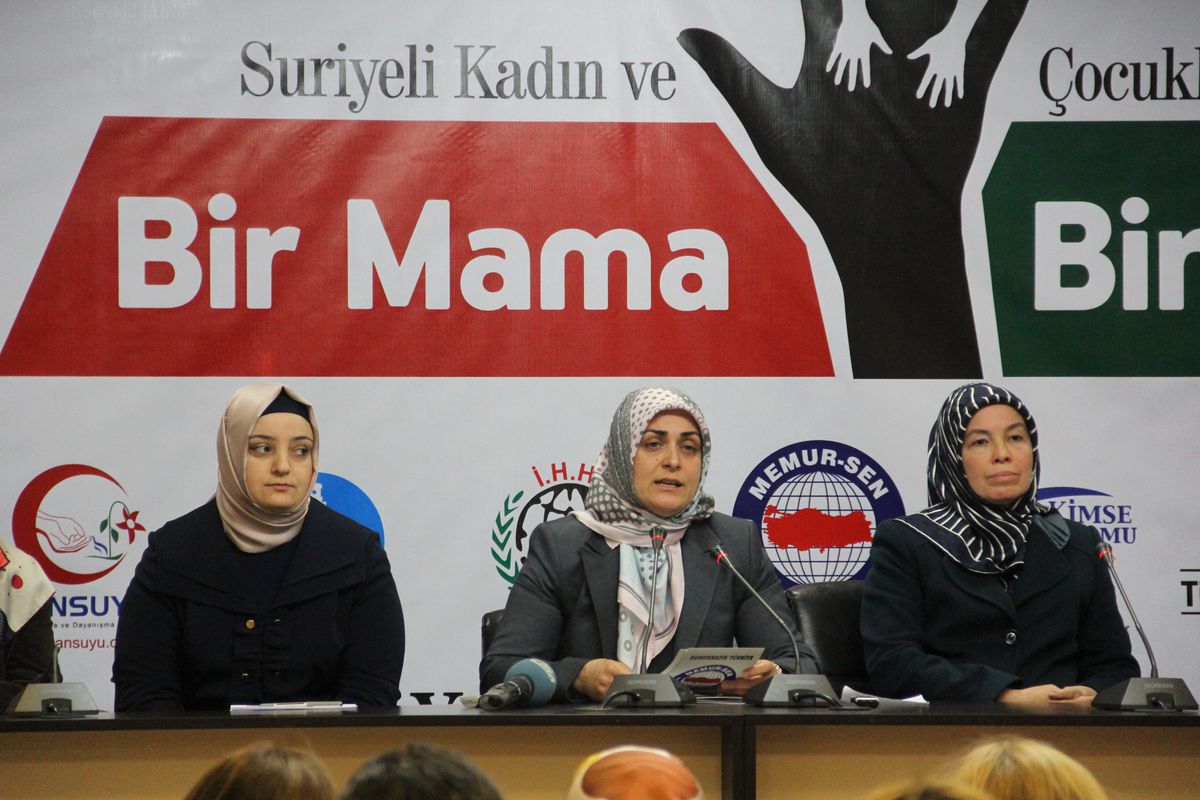 Memur-Sen\'li Kadınlardan "Bir Mama, Bir Bez, Sadece Bir Sms" Kampanyası