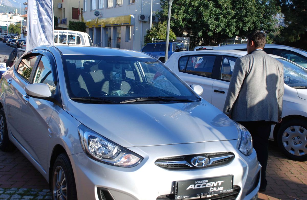 Otomobil Tanıtım Standına Saldırdılar