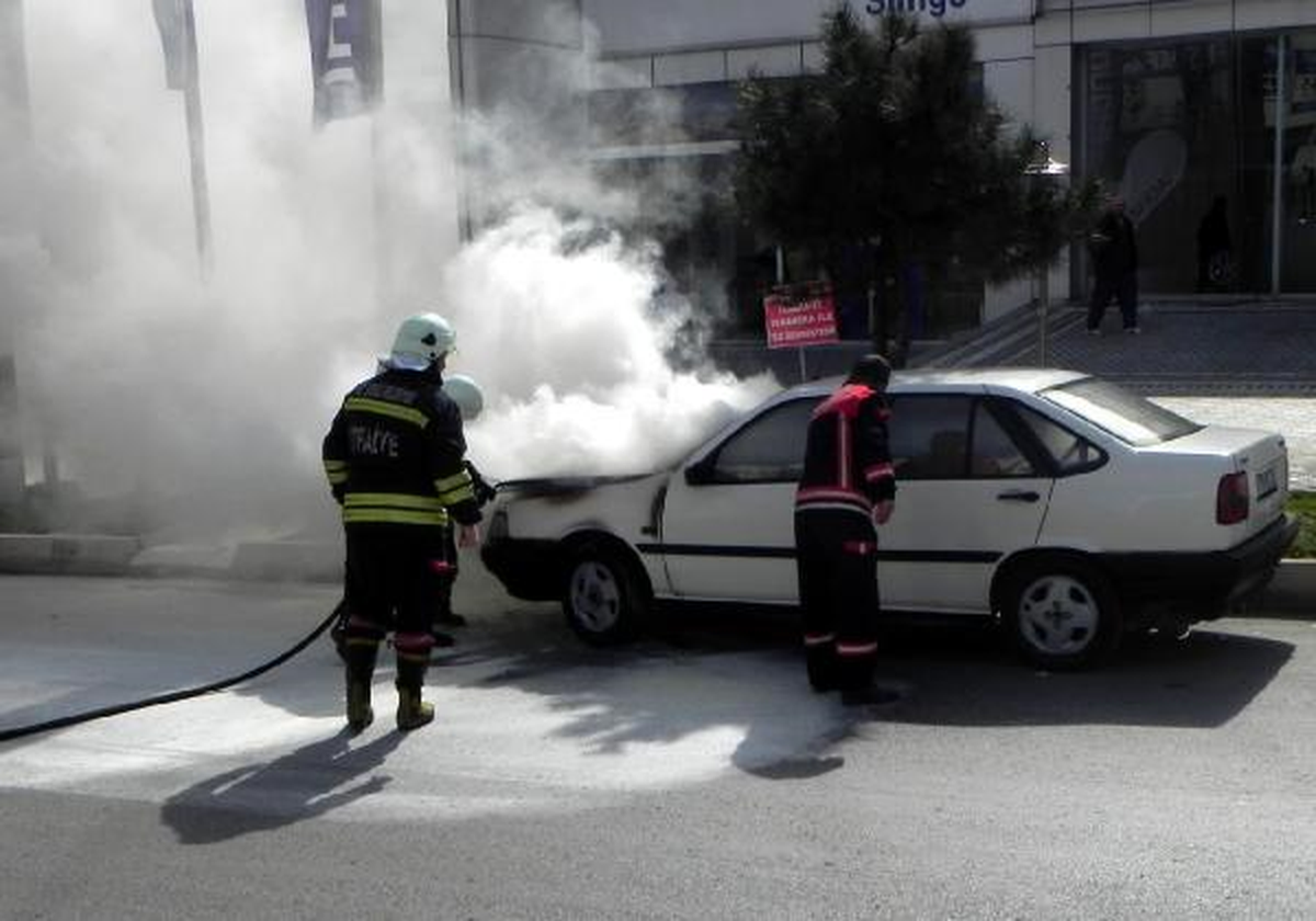 Park Halindeki Otomobilin Motor Bölümü Yandı