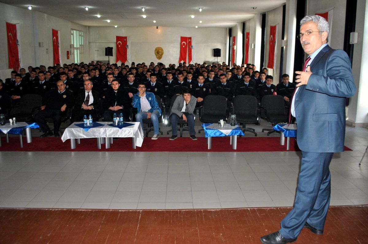 Polis Adaylarına \'Liderlik\' Konferansı