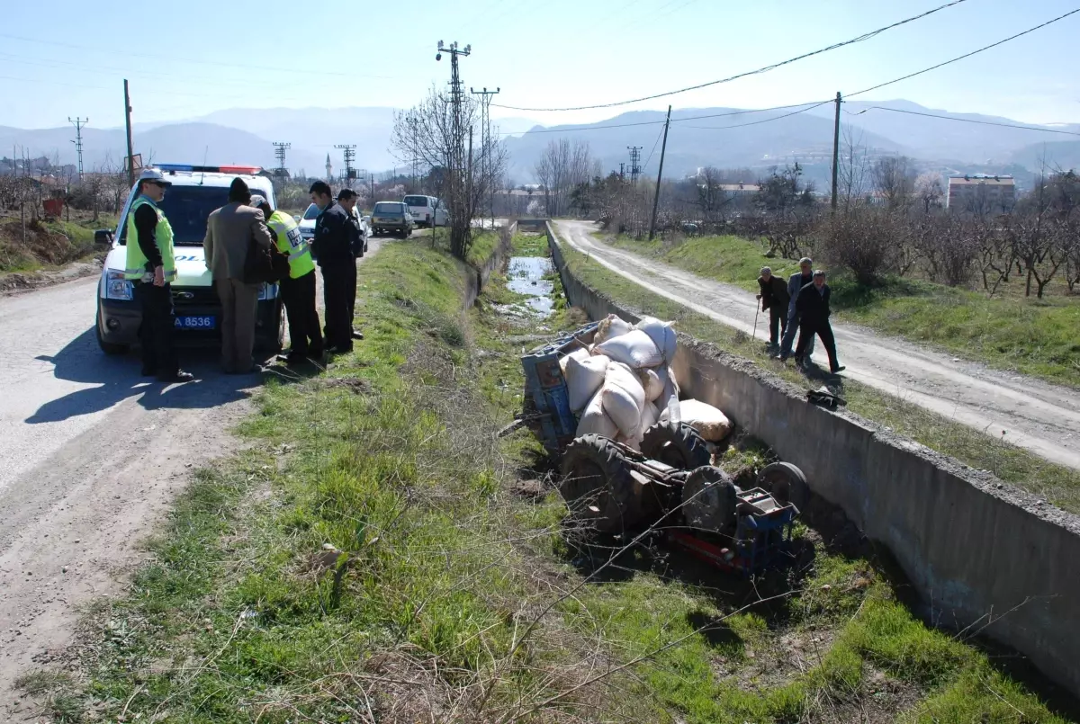 Traktör Sulama Kanalına Uçtu: 2 Yaralı