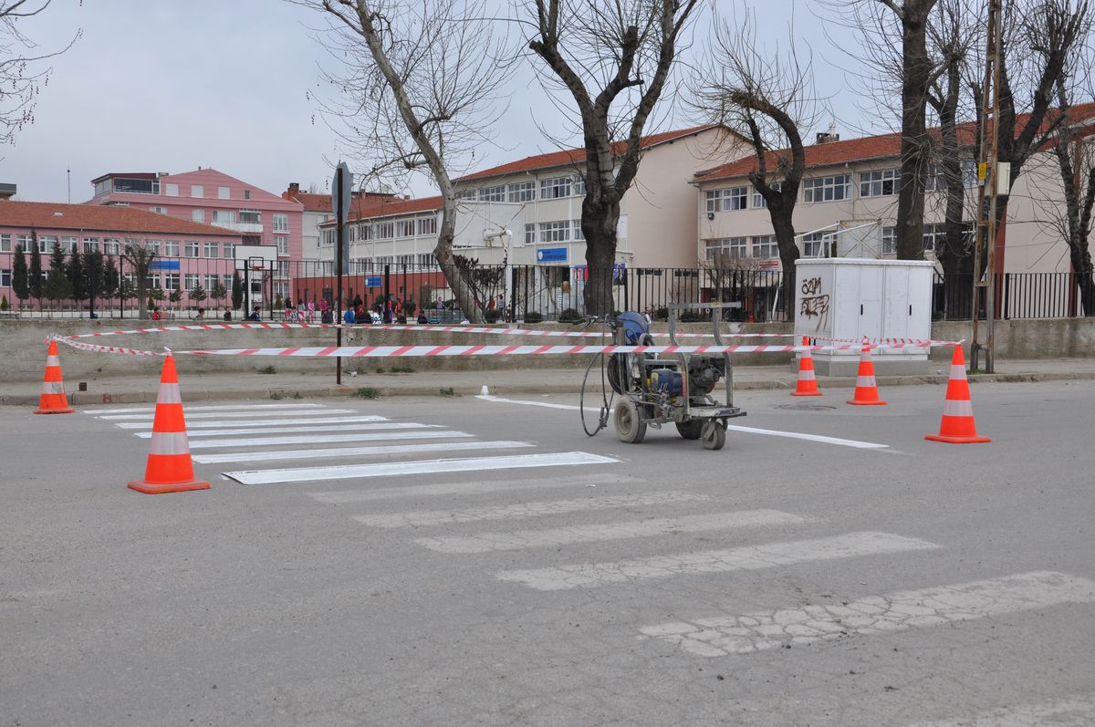 Yaya Geçidi Çizgileri Boyanıyor