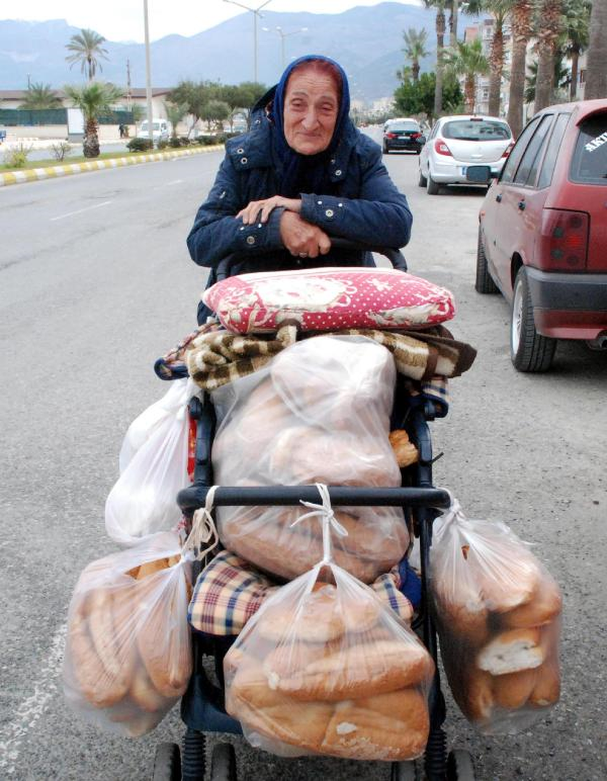 76 Yaşındaki Kadın El Arabasıyla Sokaklarda Bayat Ekmek Topluyor
