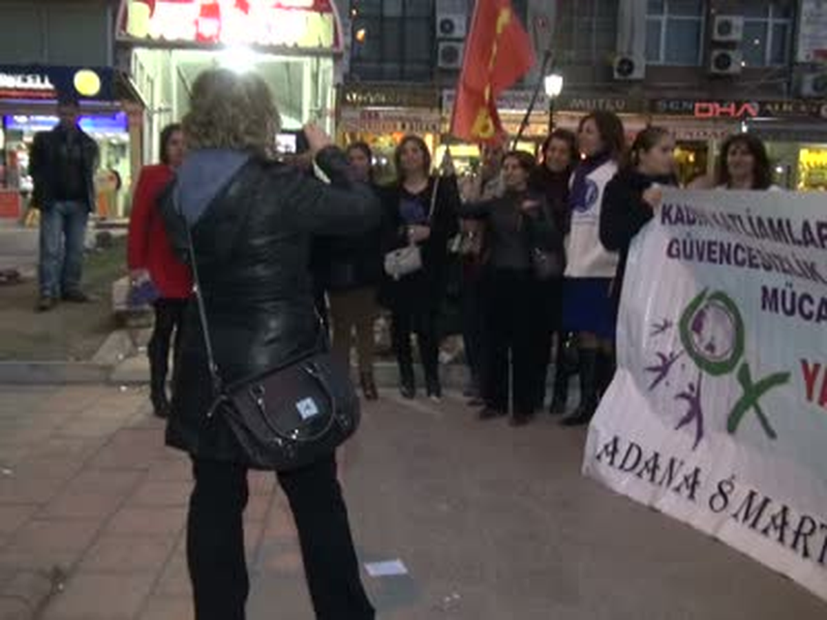 Adana Kadın Eyleminde Taşıdığı Dövizle İlgi Odağı Oldu Adana\'da 8 Mart Dünya Kadınlar Günü...