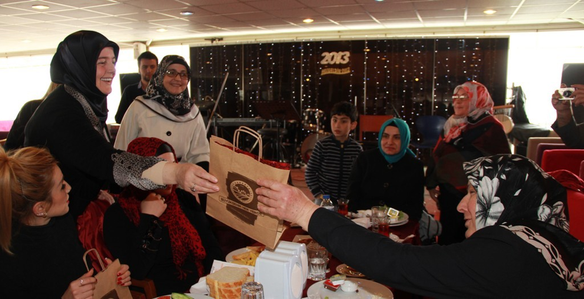 Aile Eğitimi Seminerlerine Katılan Kursiyerlerin Akm\'de Kadınlar Günü Kutlandı