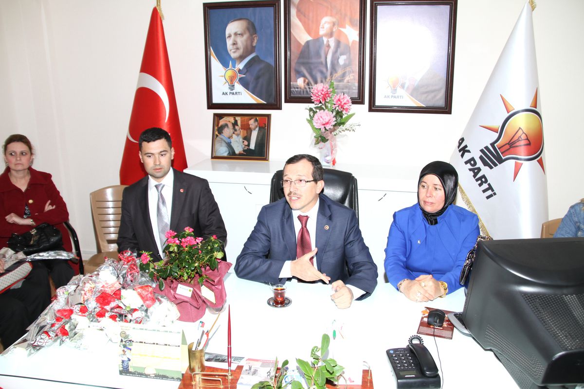 AK Parti Akhisar İlçe Teşkilatı, Kadınlar Günü\'nü Kutladı