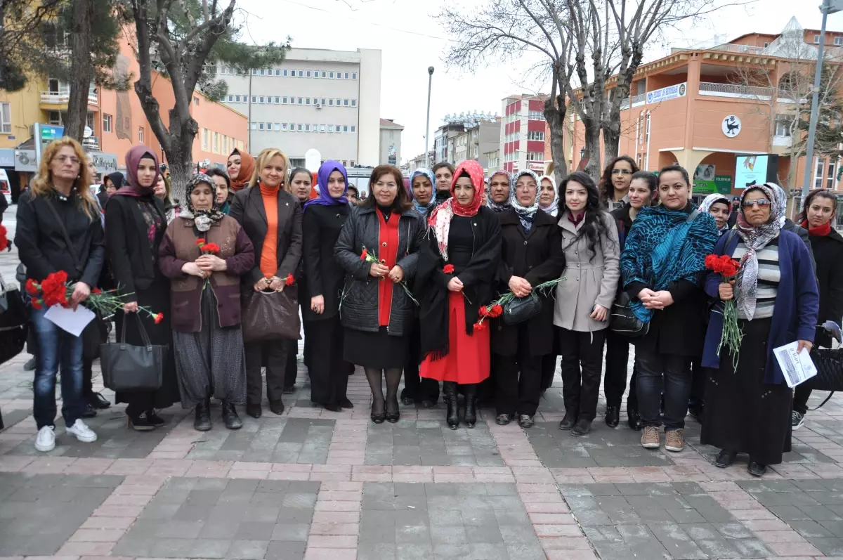 Ak Partili Kadınlar, Kadınlar Günü Nedeniyle Karanfil Dağıttı