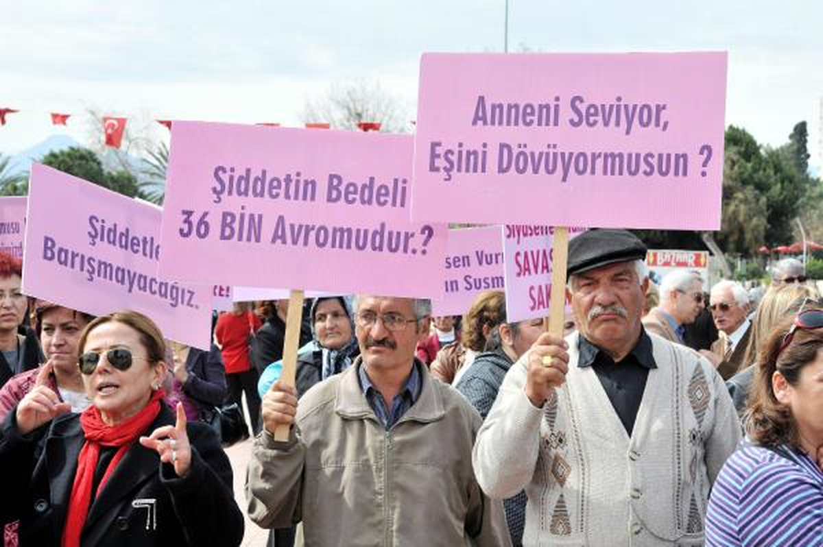 Antalyalı Kadınlar Şiddete Tepki Gösterdi