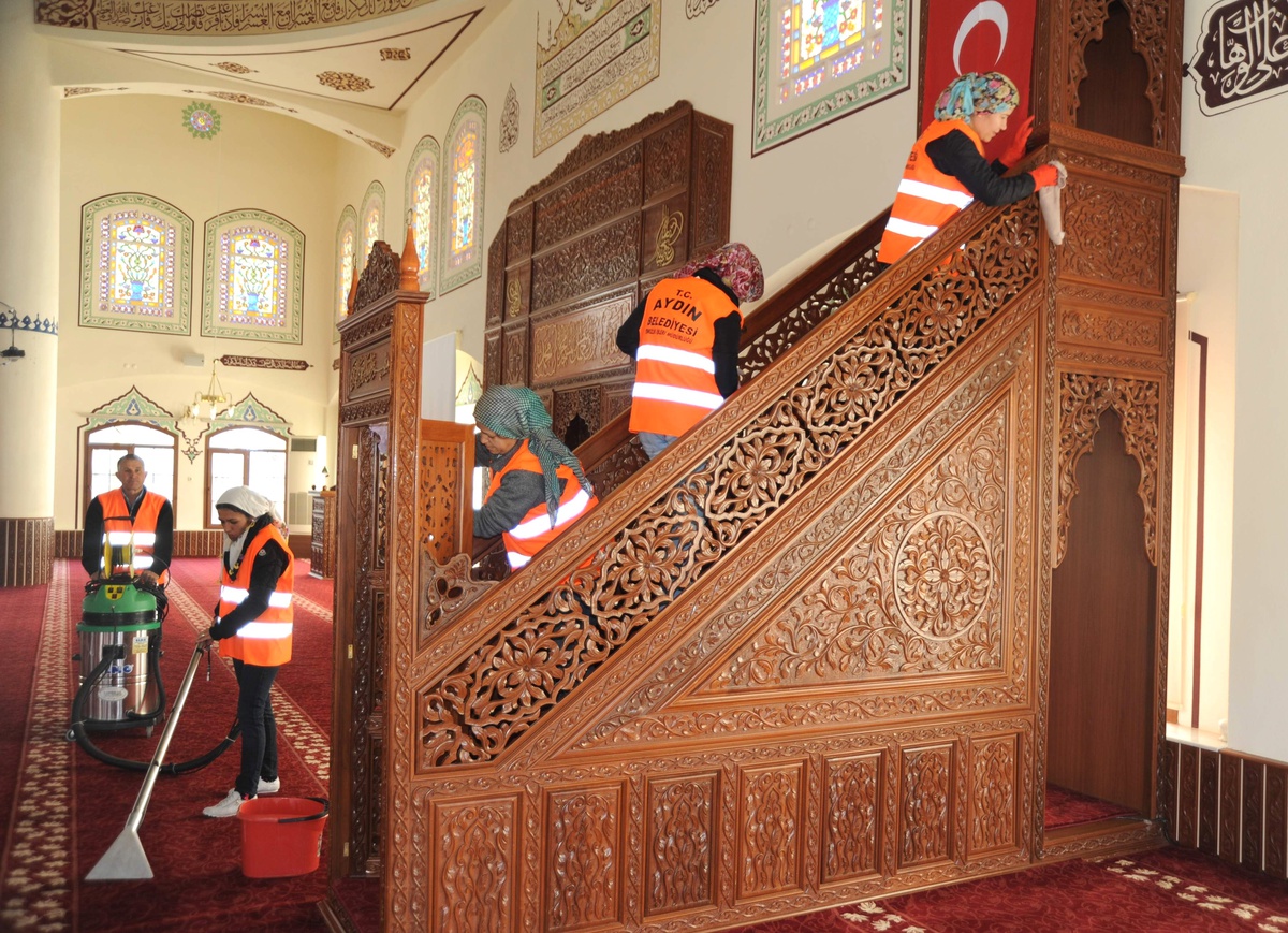 Aydın Belediyesi\'nden Camilere Temizlik Hizmeti