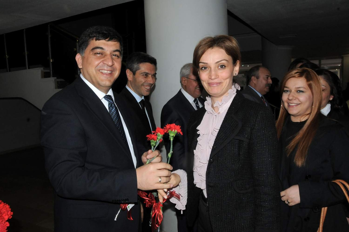 Başkan Fadıloğlu Bayan Personellere Karanfil Dağıttı