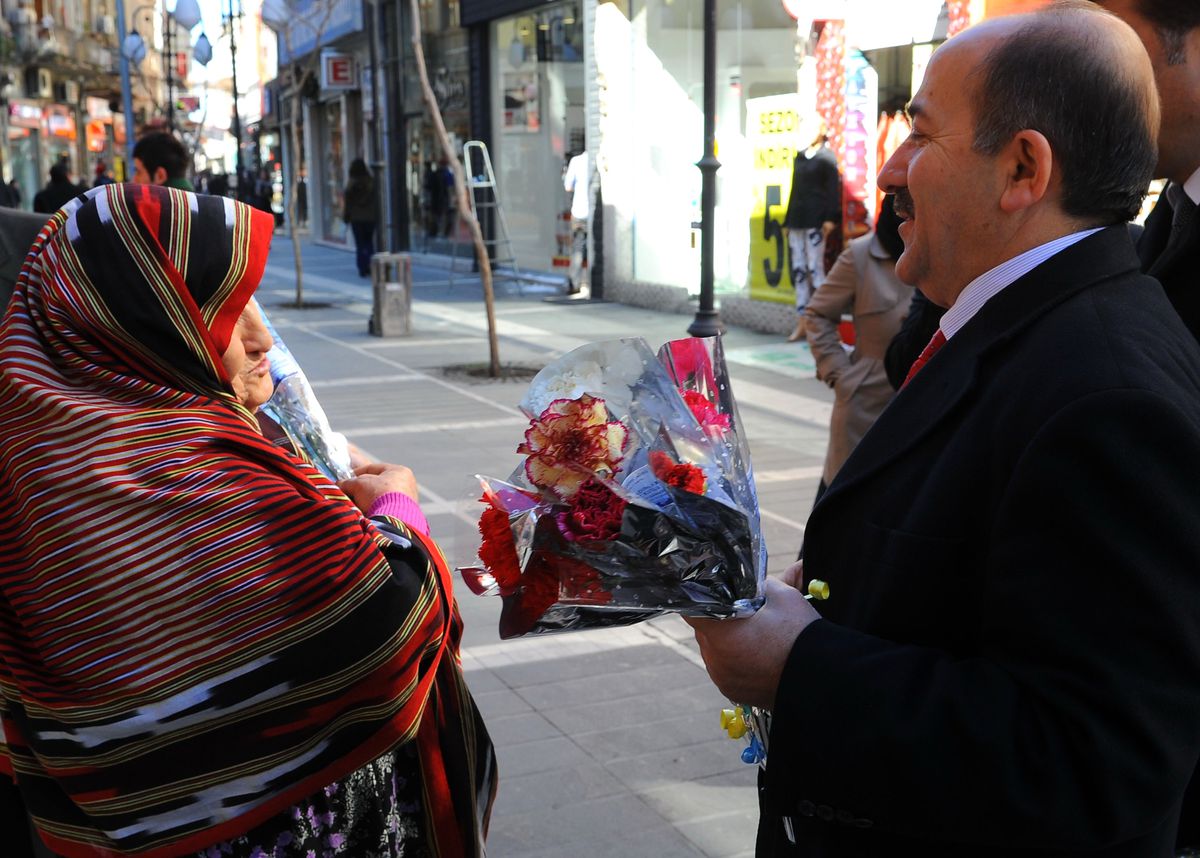 Başkan Gümrükçüoğlu, Karanfil Dağıttı