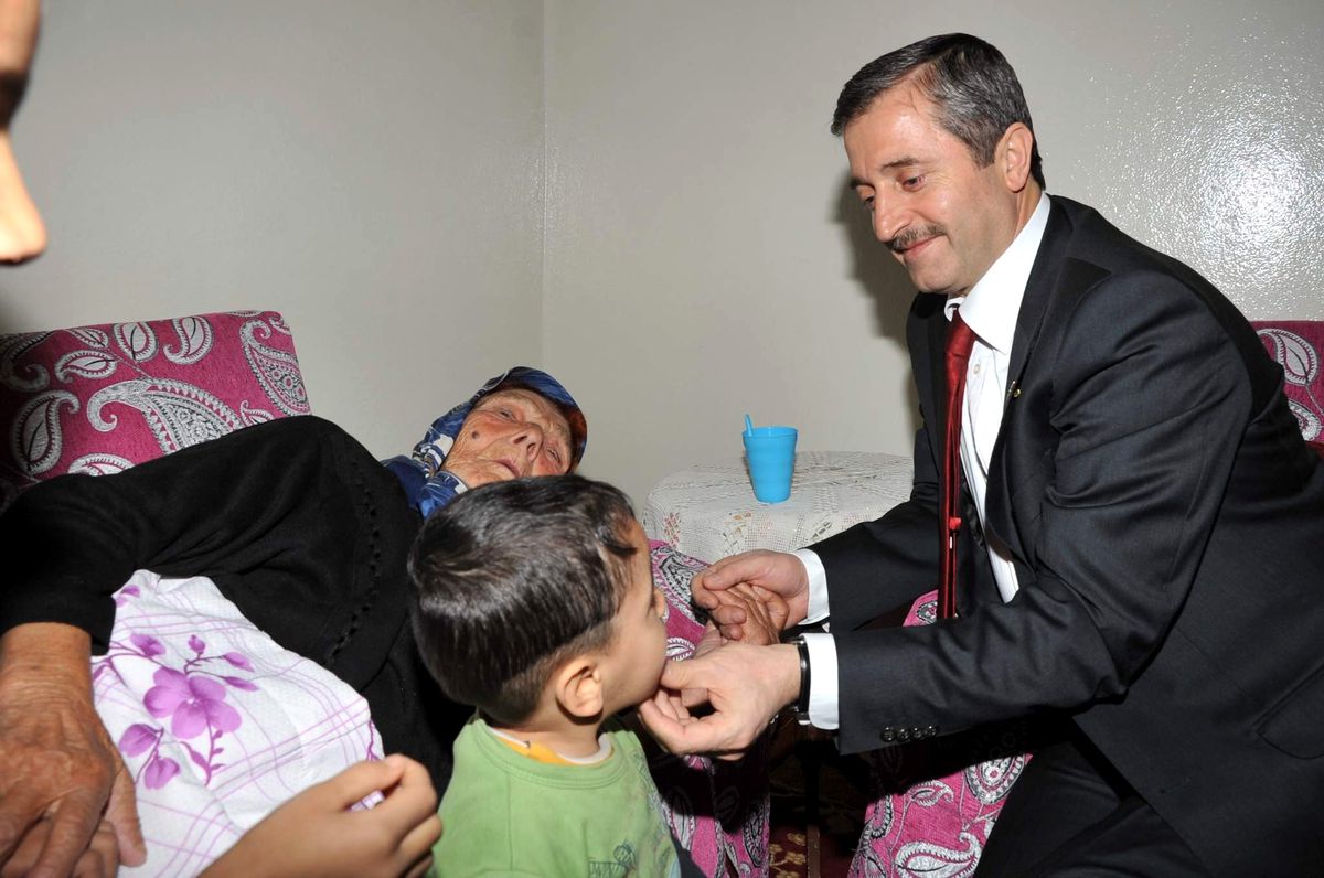 Başkan Tahmazoğlu 111 Yaşındaki Eley Petekçi Nineyi Unutmadı