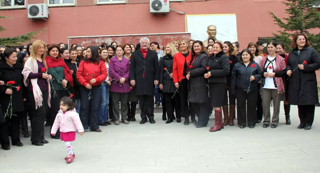 Başkan Tanık, Emekçi Kadın Çalışanlarını Unutmadı