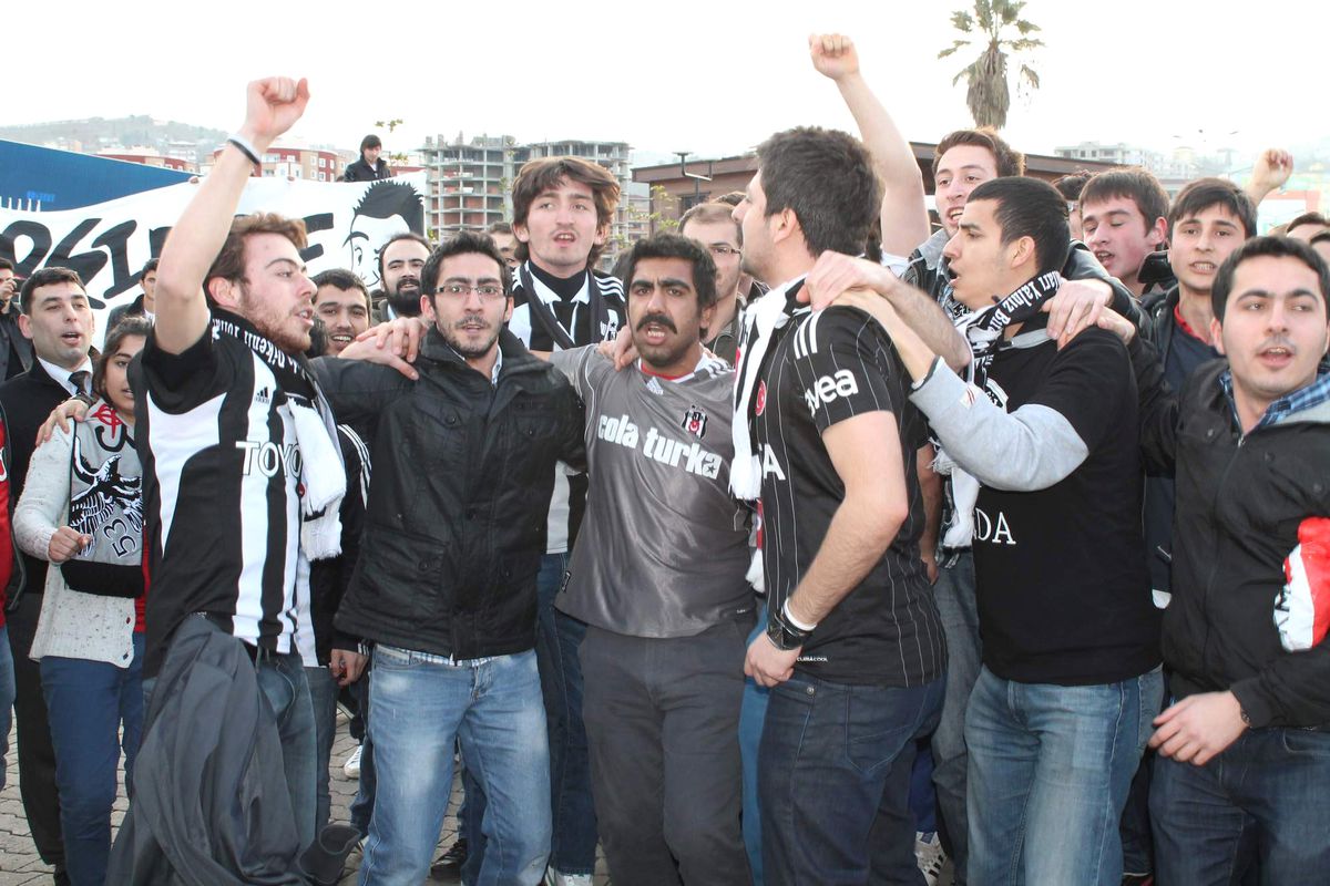 Beşiktaş Trabzon\'da Çiçeklerle Karşılandı
