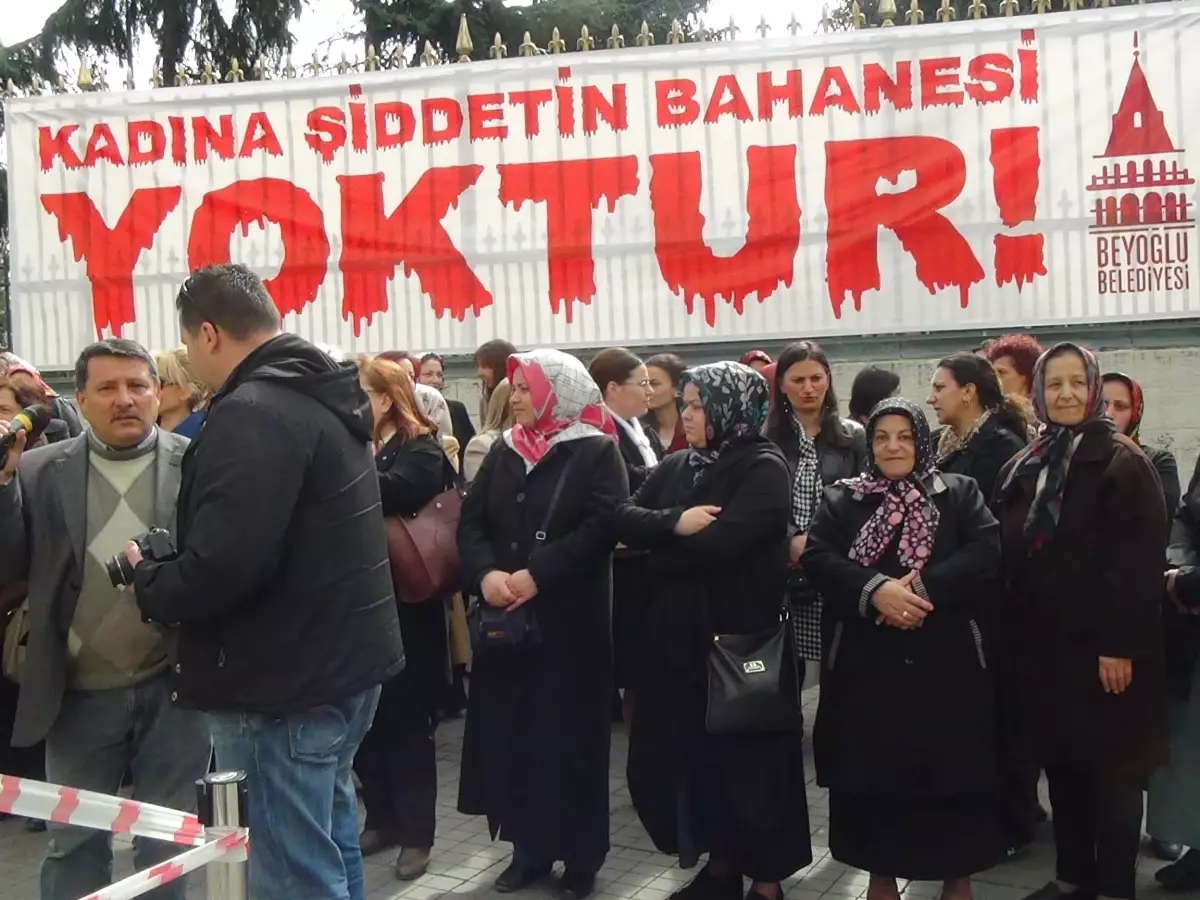 Beyoğlu\'nda "Kadına Şiddetin Bahanesi Yoktur " Sergisi