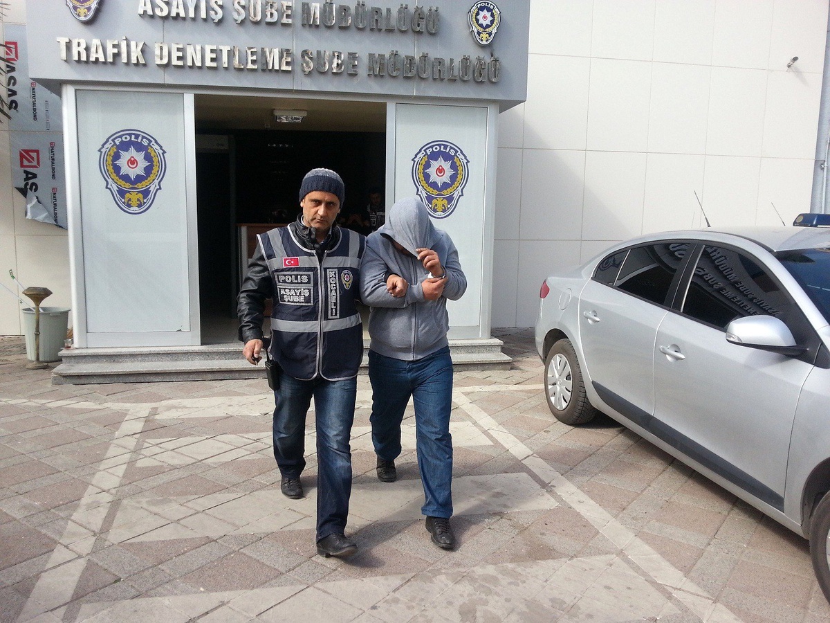 Çalıntı Aracı Parçalarken Polise Yakalandılar
