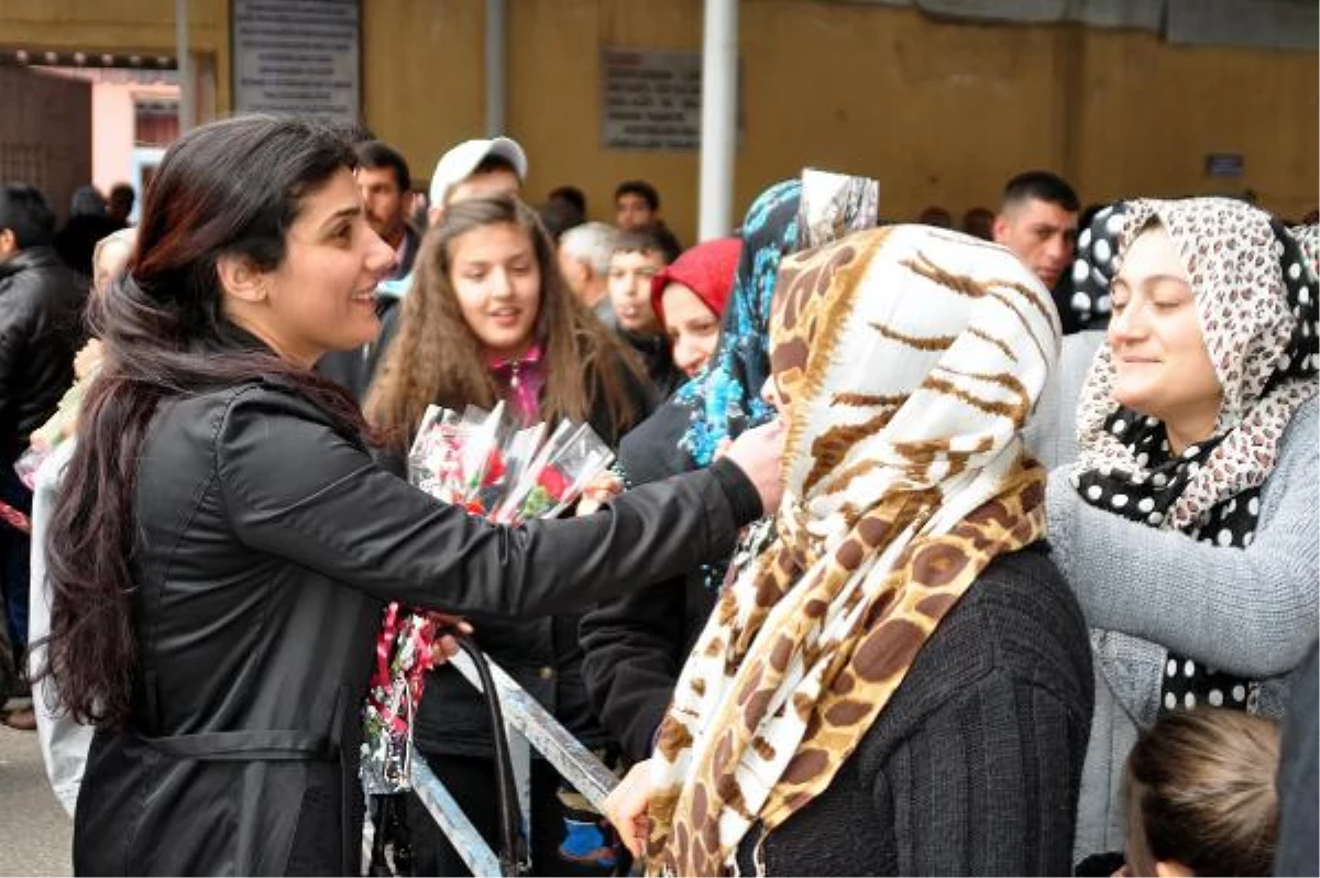 CHP\'li Kadınlardan, Cezaevi Ziyaretine Gelen Kadınlara Karanfil