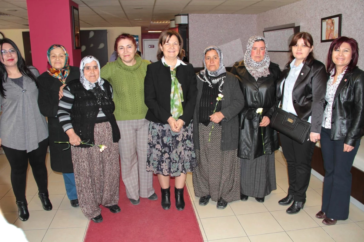 CHP Milletvekili Güven\'e Kadınlar Günü\'nde Patatesli Kutlama
