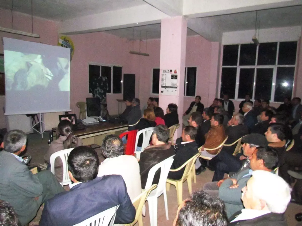 CHP Parti Okulu'ndan Bıçakçı'da Film Gösterimi