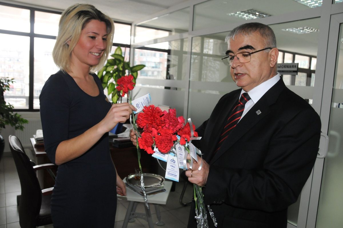 Çorlu Belediyesi\'ne Gelen Kadınlara Çiçek