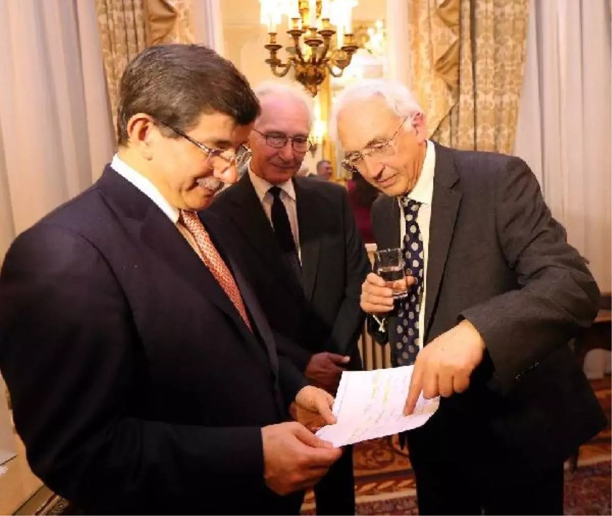 Davutoğlu, Londra\'da Osmanoğlu Ailesi ile Buluştu