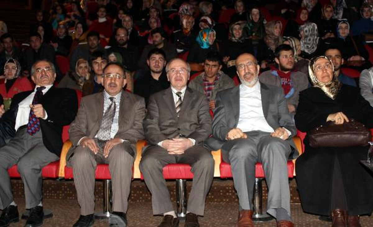 Konferansın İstiklal Marşı ile Başlamasına Eleştiri