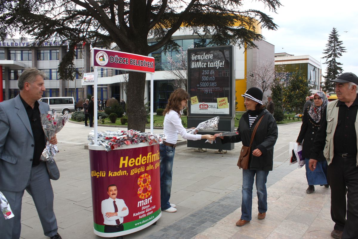 Düzce Belediyesinden Kadınlara 8 Mart Çiçeği