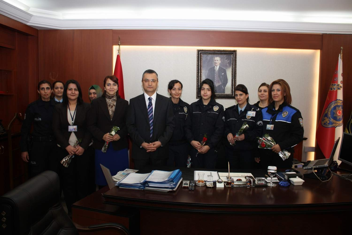 Emniyet Müdürü Bayan Polislerin Kadınlar Gününü Kutladı