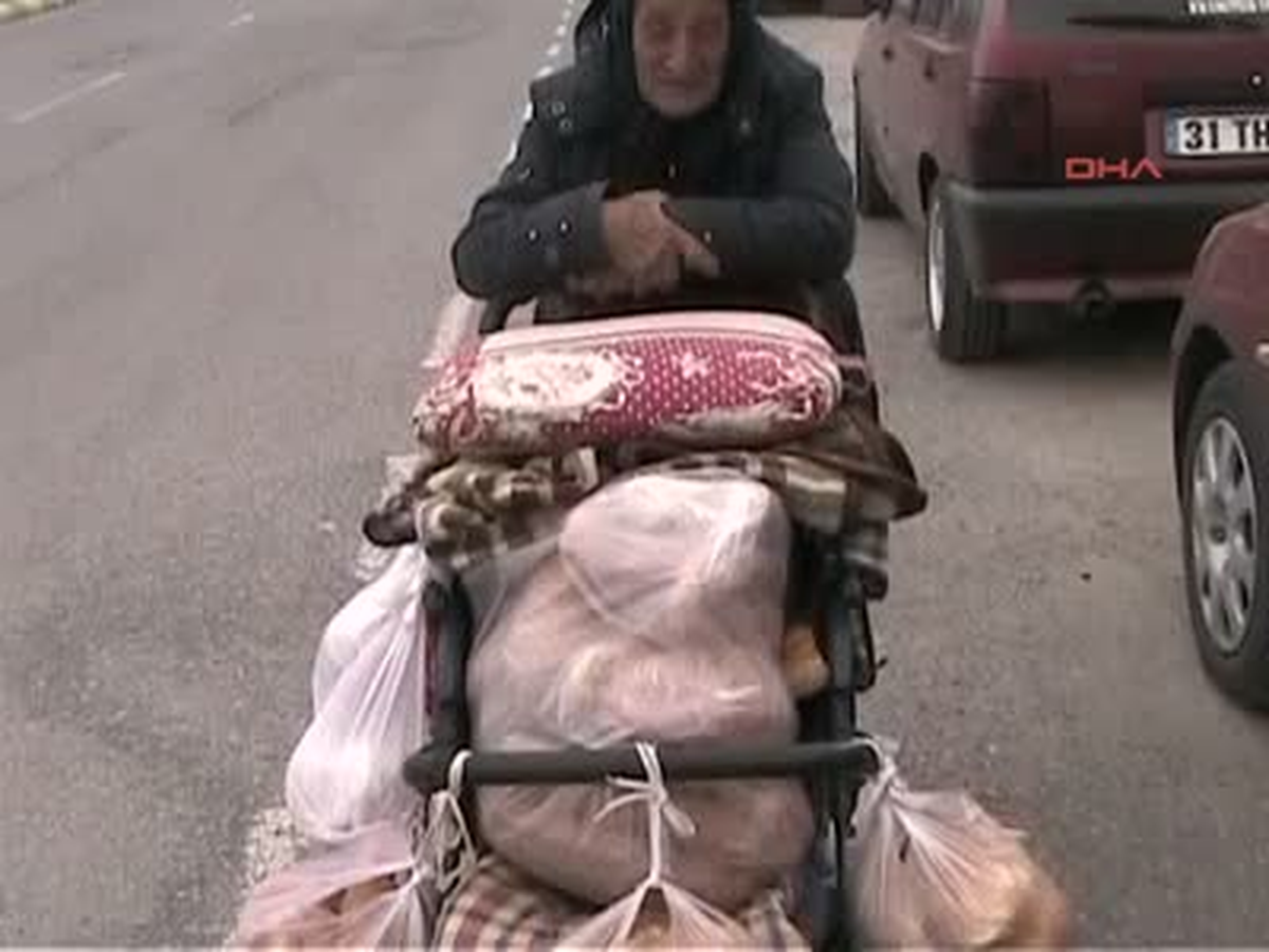 İskenderun 76 Yaşındaki Kadın El Arabasıyla Sokaklarda Bayat Ekmek Topluyor 76 Yaşındaki Kadın El...