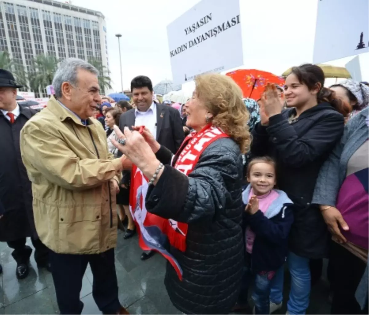 İzmirli Kadınlar Cumhuriyet Meydanı\'nda Buluştu