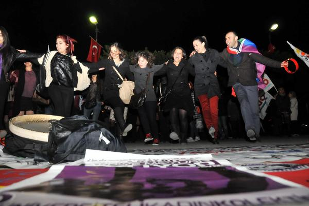 Kadın Eyleminde Taşıdığı Dövizle İlgi Odağı Oldu
