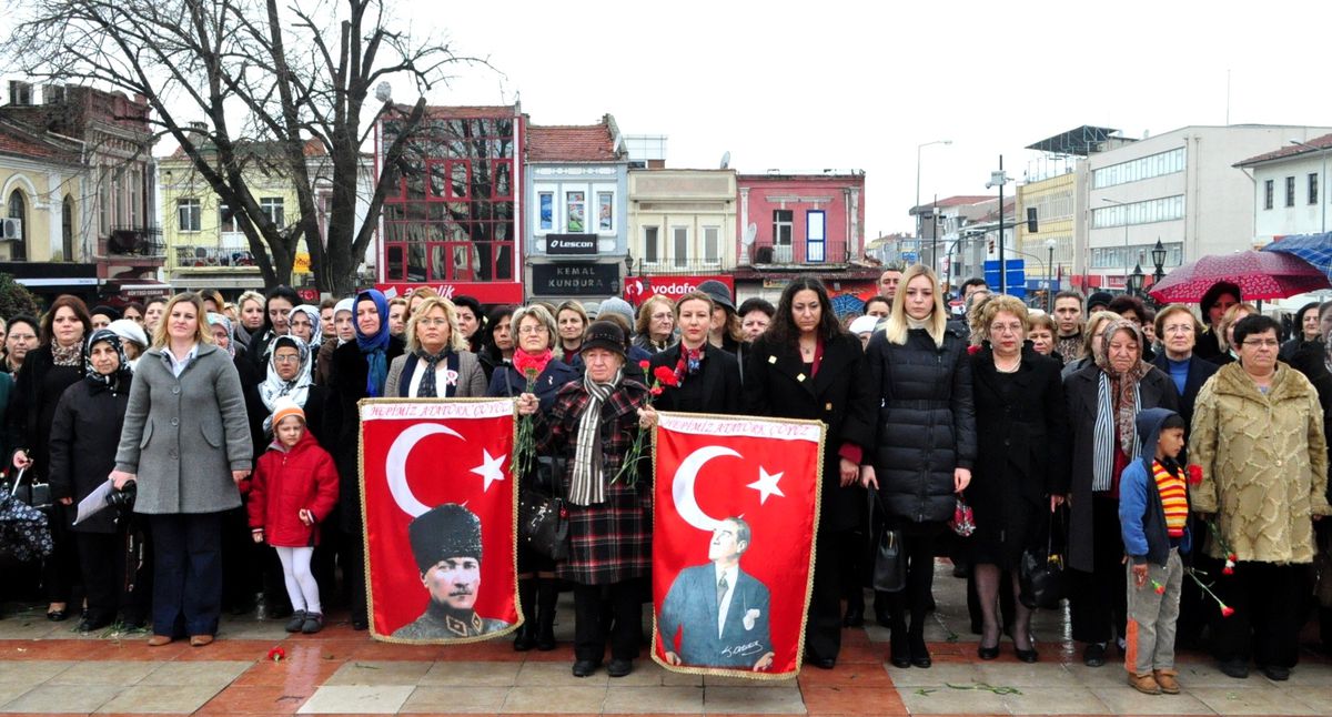 Kadınlar 8 Mart\'ı Kol Kola Kutladı
