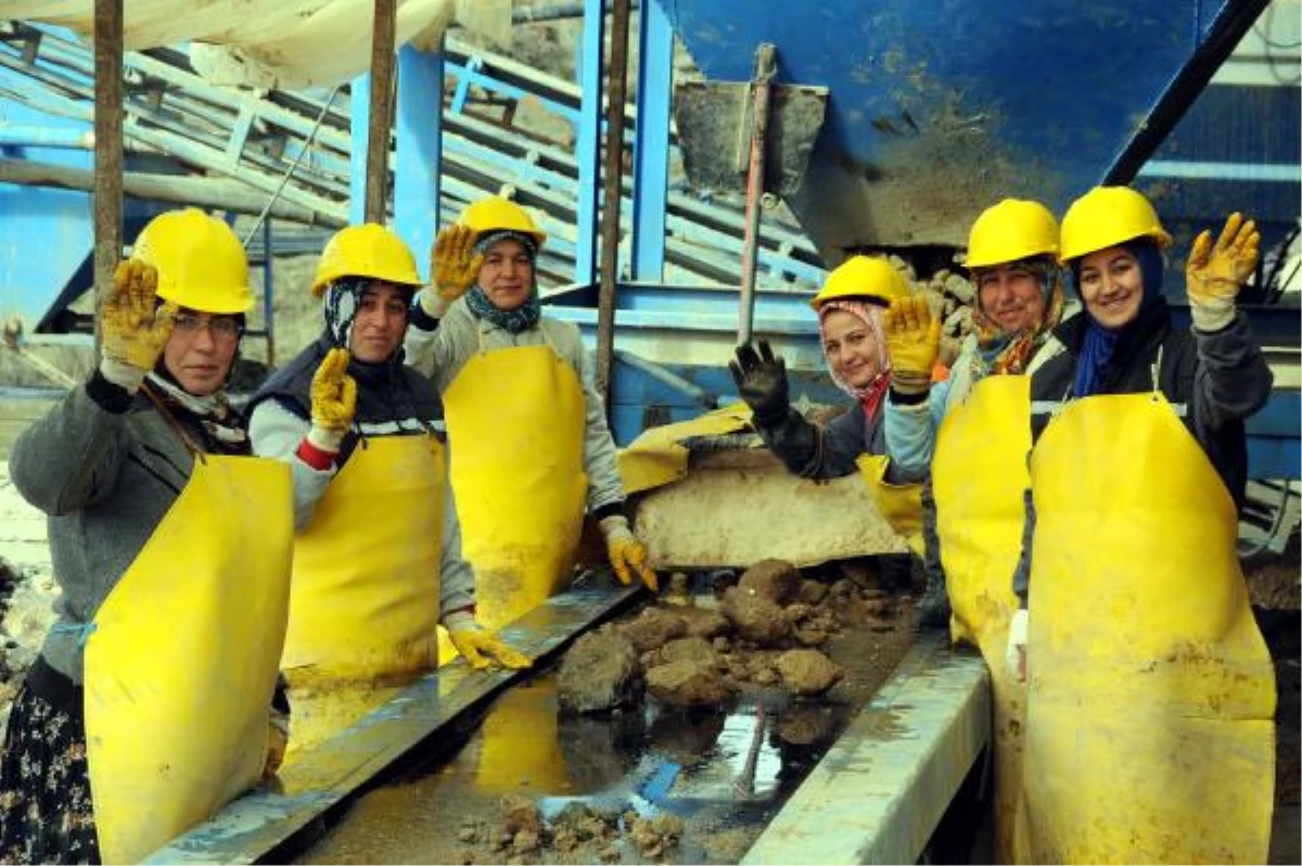 Kadınlar, 8 Mart\'ı Maden Ocağında Çalışarak Geçirdi