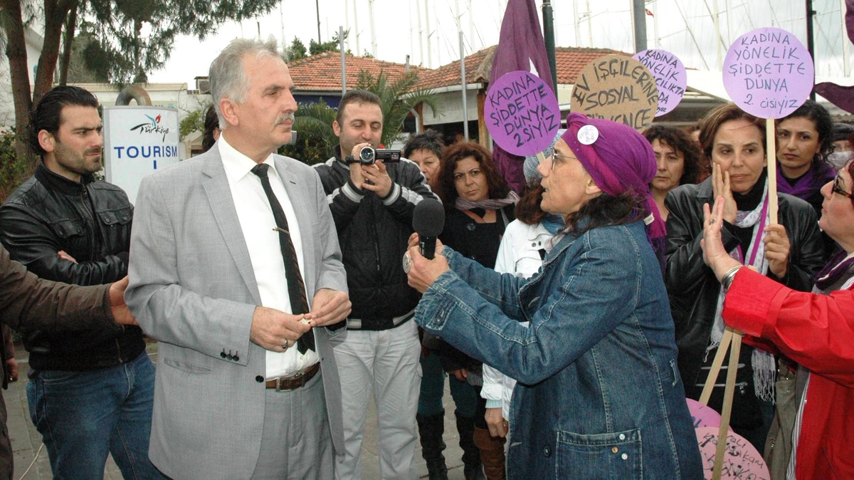 Kadınlar Gününde Cuma Namazı Gerginliği