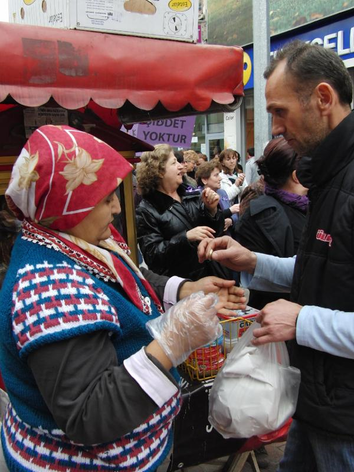 Kadınlar Yürürken Simit Sattı