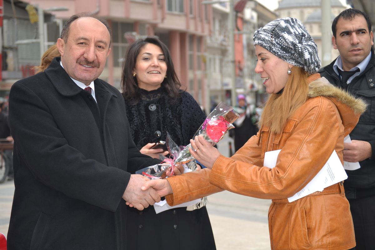 Kadınlara Karanfil Dağıttı
