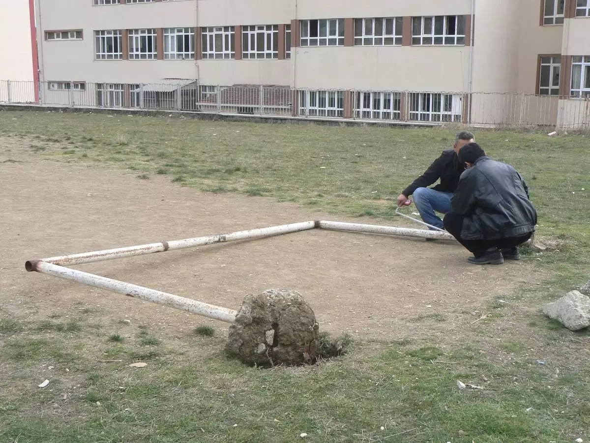 Kale Direği Üzerine Devrilen Öğrenci Yaralandı