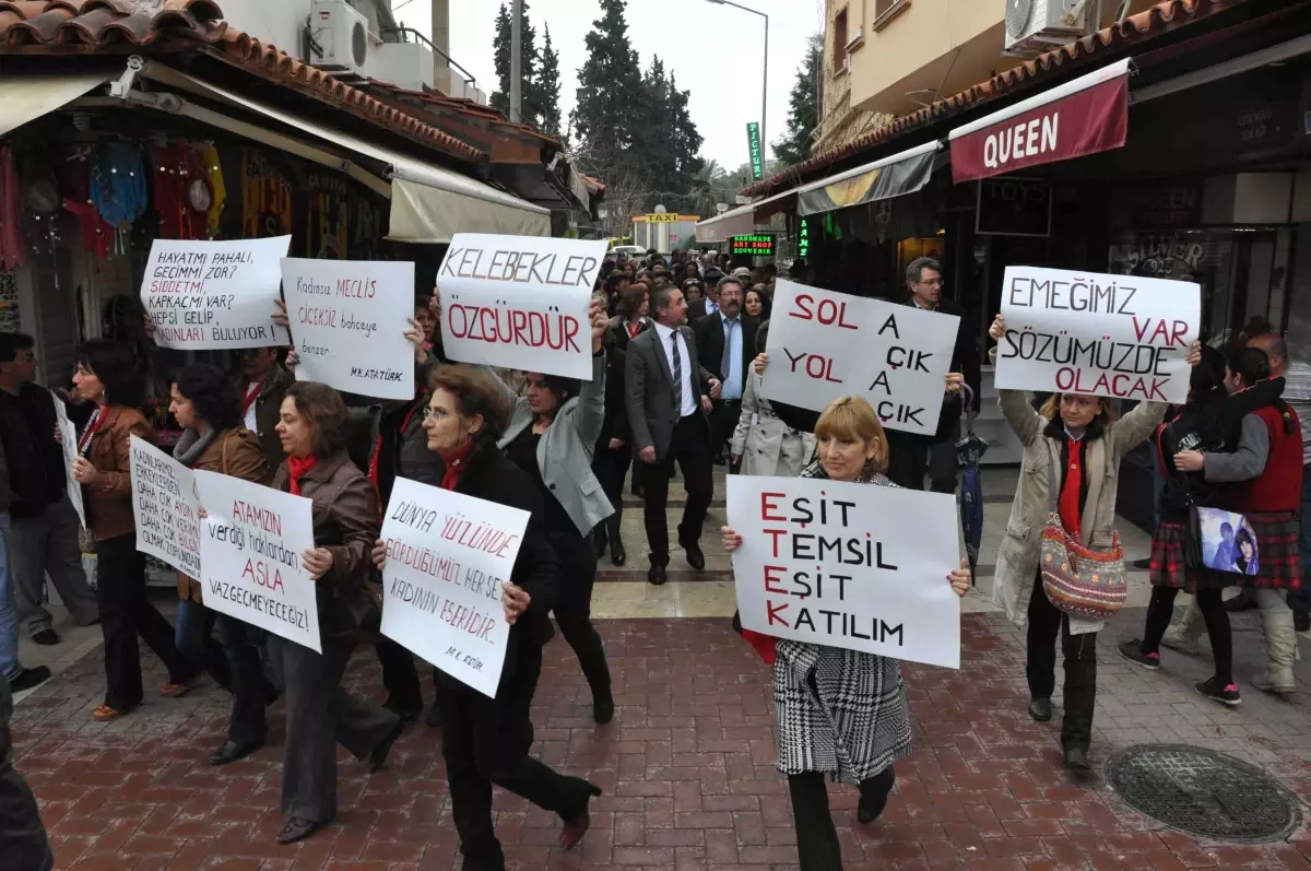 Kuşadası\'nda Kadınlar Atatürk Anıtı\'na Yürüdü