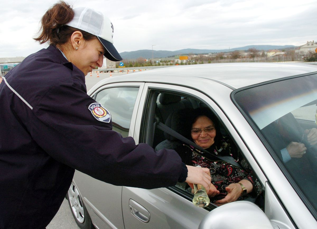 Otoyol Polisi Kadınlar Gününde Çikolata Dağıttı