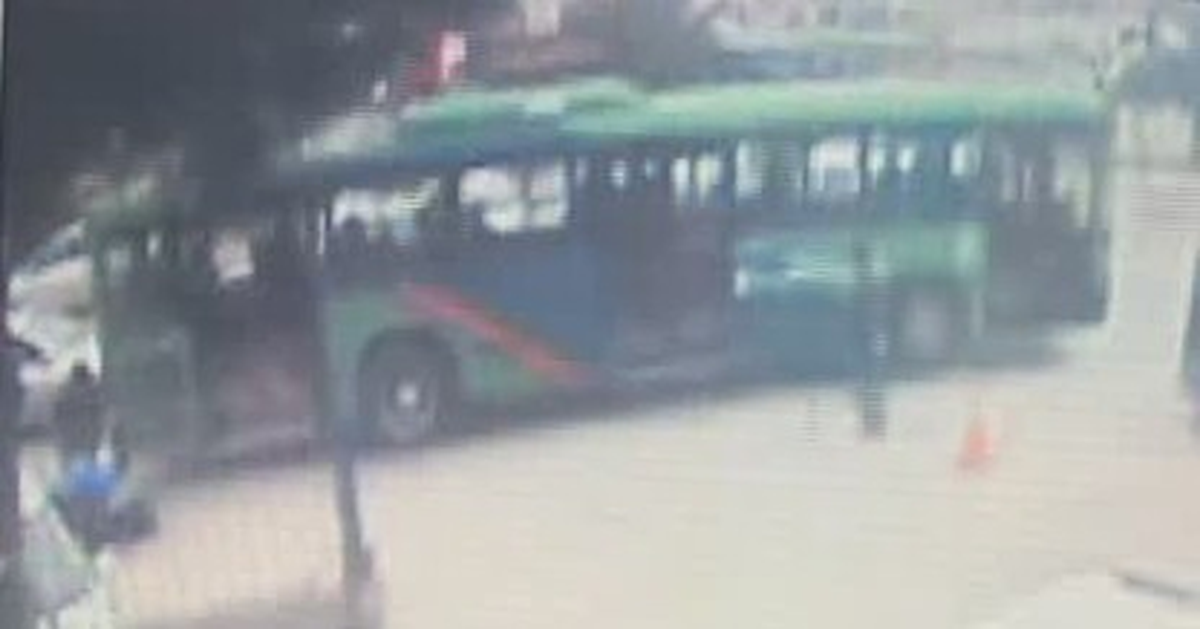 Liseli Kızın Otobüsten Düşme Anı