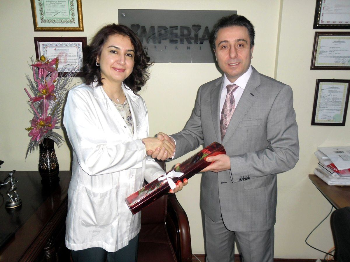 İmperial Hastanesi, Kadınlara Karanfil Dağıttı