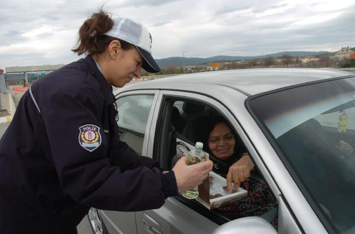Polislerden Kadın Sürücülere Çiçek