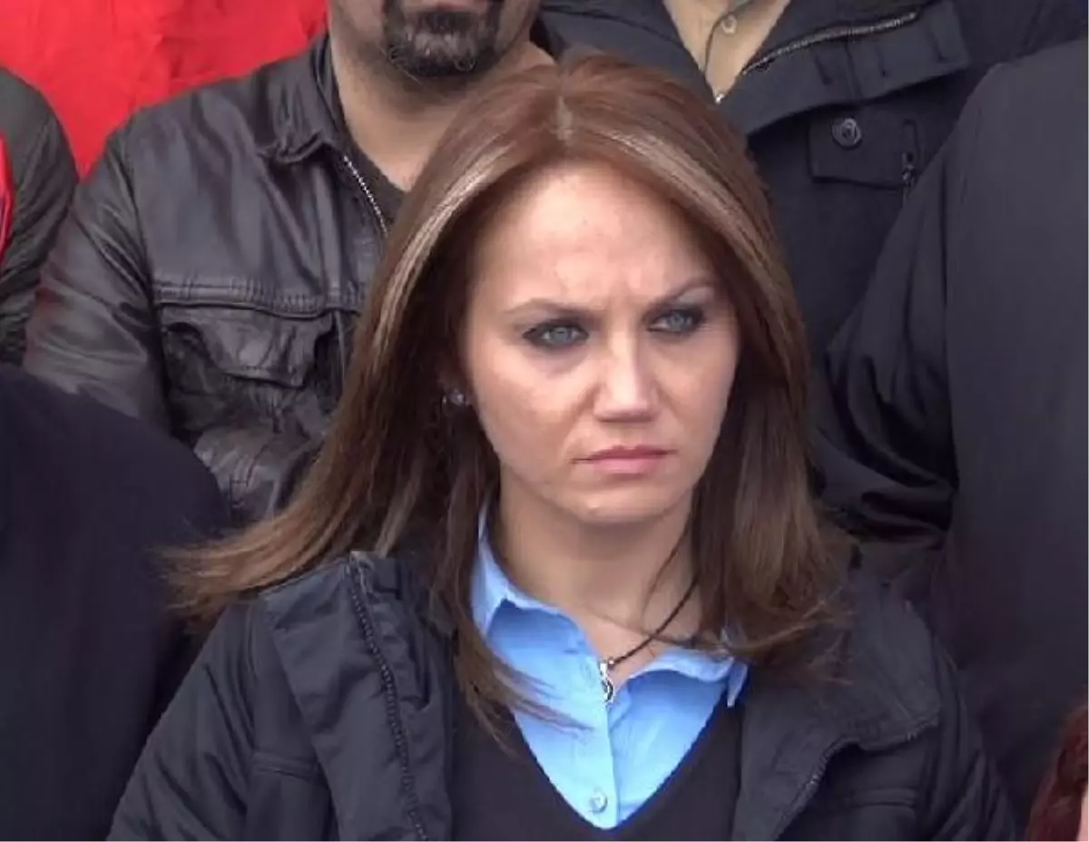 Ünlü Sanatçının Aracına x İşareti