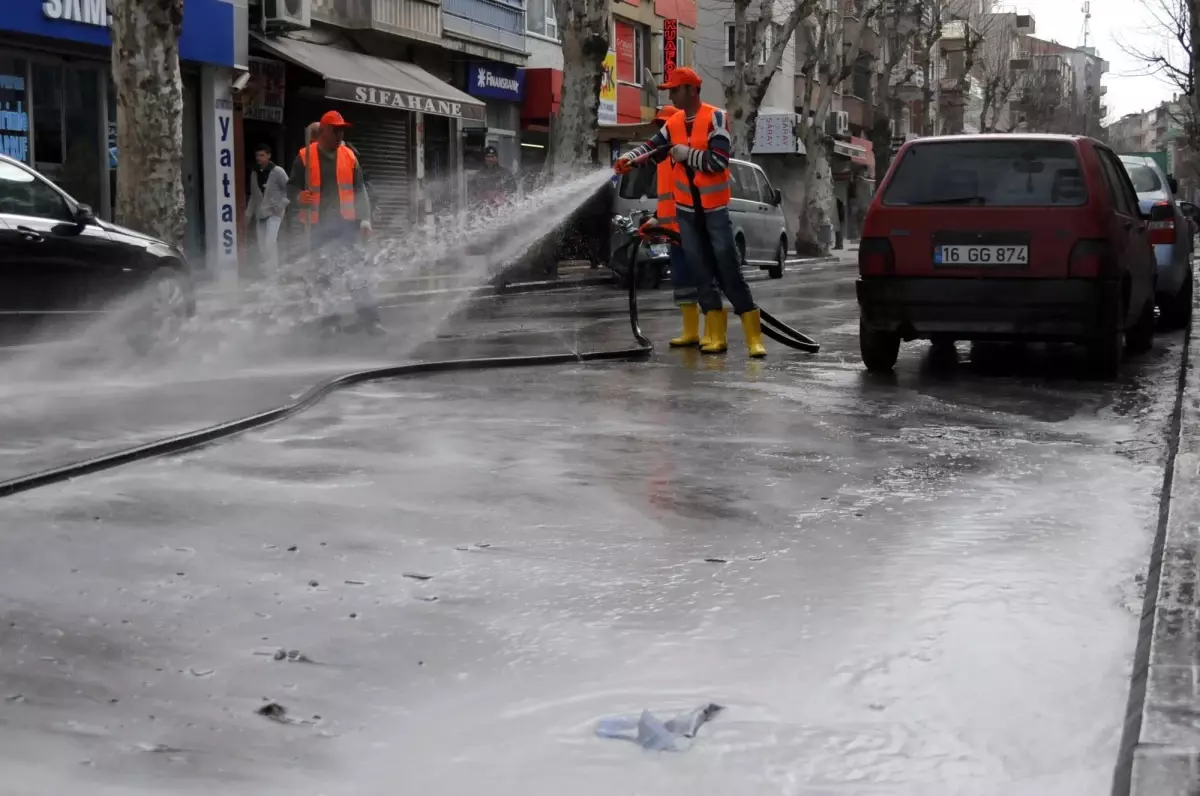 Yalova Caddelerinde Bahar Temizliği