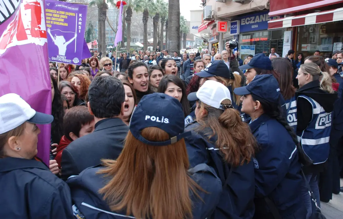 Yürümek İsteyen Kadınlara Polis İzin Vermedi