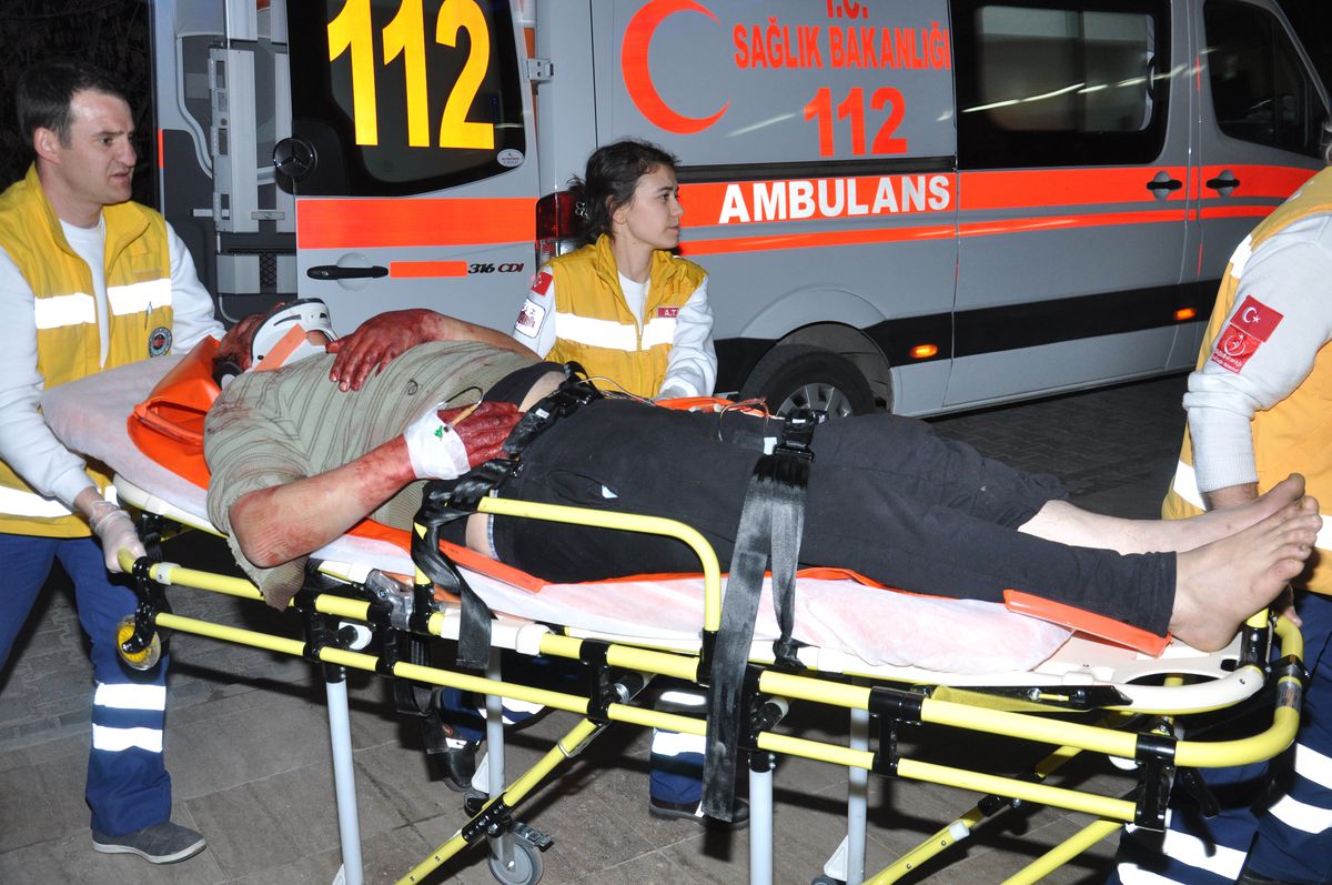 Arkadaşını Baltayla Yaraladı