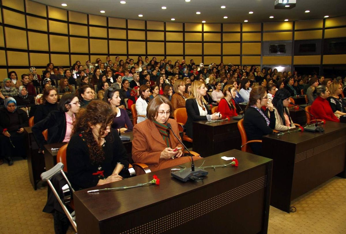 Başkan Güzelbey Bayan Personellerini Unutmadı